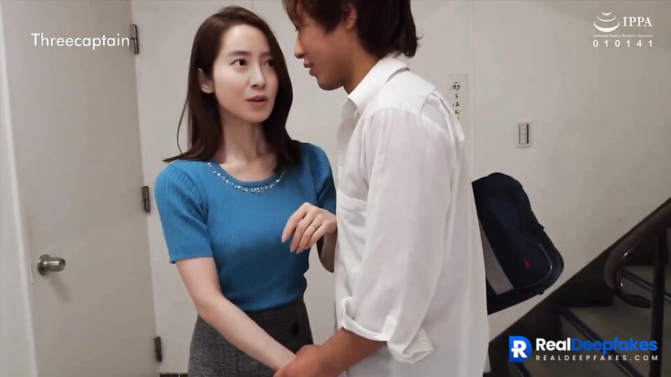 Hot teen Song Ji-hyo (송지효사까시) blowing cock at the staircase